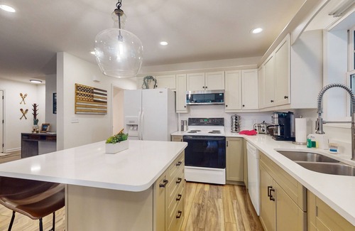Blairsville House | Newly renovated house with hot tub, wifi, private dock + lake views