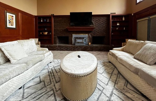 Olive Branch House | Newly Renovated in 1.6 acres overlooking the Lake