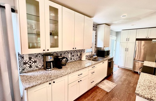 East Raleigh House | Newly Renovated- King Suite, near WakeMed & Food