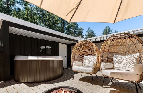 Cultus Lake House | Newly Renovated Lake House-7 Bed-2min Walk to Lake
