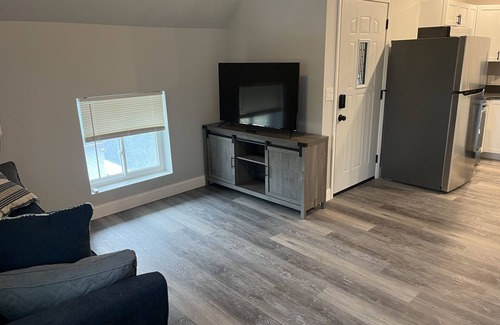 Elroy Apartment | Newly Renovated Large 1 Bedroom
