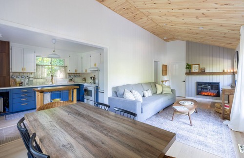 Bracebridge Cottage | Newly renovated luxury waterfront cottage, family and pet friendly. Sleeps 10.