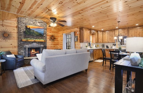 Dahlonega Cabin | Newly Renovated Luxury Cabin w/Hot tub & Fire pit!