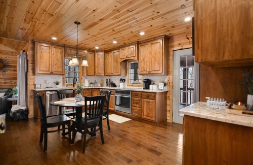Dahlonega Cabin | Newly Renovated Luxury Cabin w/Hot tub & Fire pit!