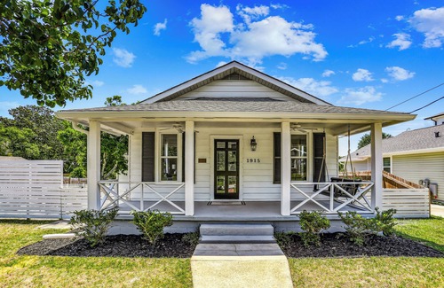 East Hill Cottage | Newly Renovated, Luxury East Hill Home Next to Bayview Park. 15 min to the Beach