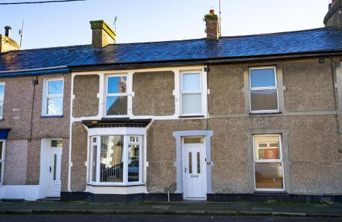 Porthmadog House | Newly-renovated, mid-terrace cottage in Porthmadog