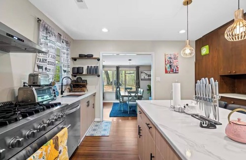 Southwest Raleigh House | Newly Renovated Midcentury Home is 4acres with Pond view near Dixie Park