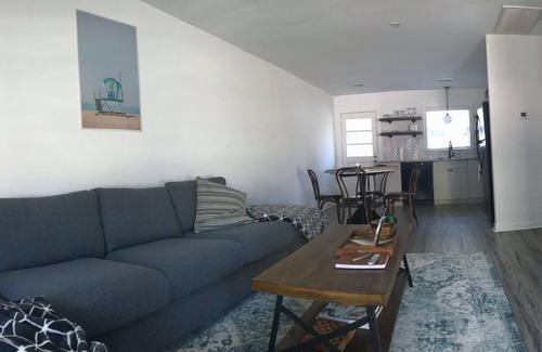 Charleston House | Newly Renovated Modern 2 Bed, 1 Bath Close to Downtown -Red Door