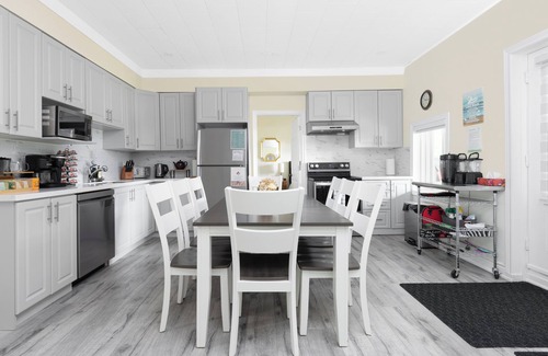 Bracebridge Cottage | Newly Renovated Modern Cottage in Muskoka, Private Lake, Canoe, Kayaks and more!