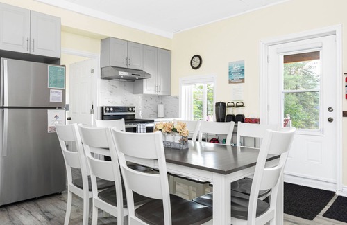 Bracebridge Cottage | Newly Renovated Modern Cottage in Muskoka, Private Lake, Canoe, Kayaks and more!