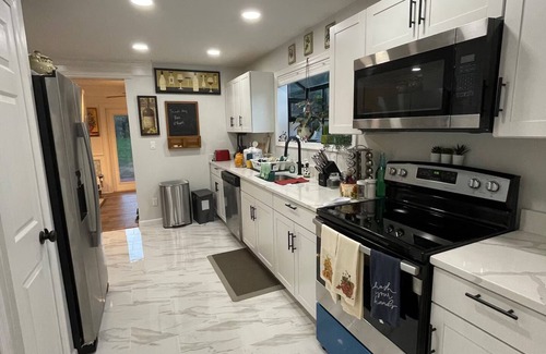 Annandale House | Newly Renovated Modern Bedroom w/Private Bath. Kitchen+Laundry+Free Parking+Yard