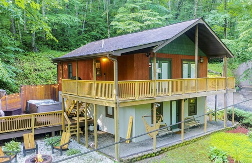 Sylva House | Newly Renovated Mountain House Retreat w/ Hot Tub And Huge Private Deck