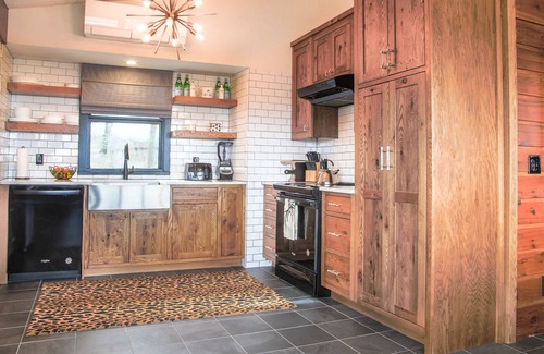 Warren House | NEWLY RENOVATED Private Chic Modern Mountain Home with fiber optic internet!