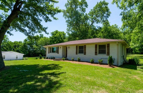 Mount Juliet House | Newly Renovated Property in Heart of Mt. Juliet just 20 Minutes from Nashville
