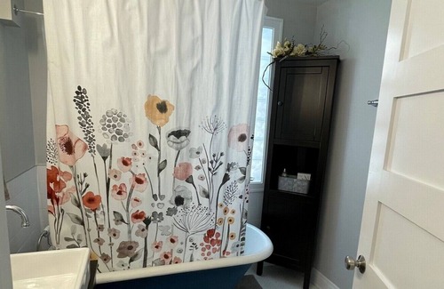 Edgewater Apartment | Newly Renovated, Spacious 2BR in Andersonville with Private Parking