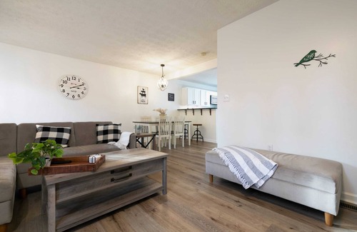 Cartersville House | Newly Renovated Townhome with THREE KING-SIZE beds
