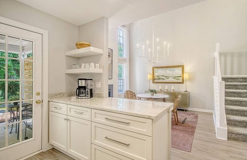 Charleston House | Newly Renovated Townhouse close to Daniel Island