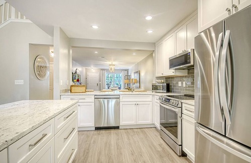Charleston House | Newly Renovated Townhouse close to Daniel Island