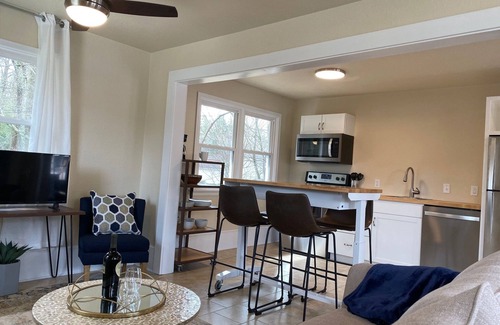 Hendersonville Cottage | Newly Renovated 1 BR/1 BA Cottage near Downtown Hendersonville-600 sq. ft.