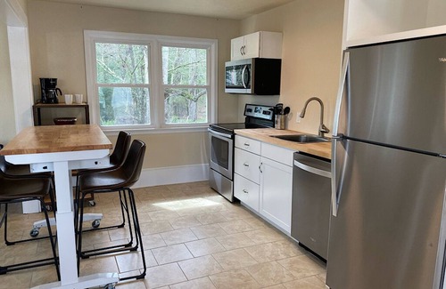 Hendersonville Cottage | Newly Renovated 1 BR/1 BA Cottage near Downtown Hendersonville-600 sq. ft.