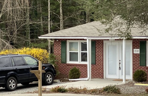 Hendersonville Cottage | Newly Renovated 1 BR/1 BA Cottage near Downtown Hendersonville-600 sq. ft.