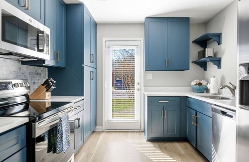 Old Village House | Newly Renovated - Walk to Shem Creek Restaurants!