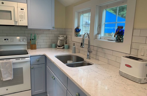 Kenyon Cottage | Newly Renovated Coastal Green Hill Cottage- Minutes to 6 beautiful beaches!