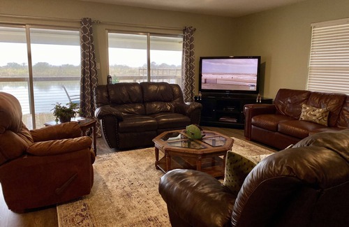 Matagorda House | Newly Renovated Waterfront Home *Prime Fishing*