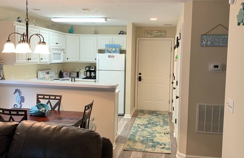 Pawleys Island Condo | Newly Updated! Close to Restaurant’s and Beach