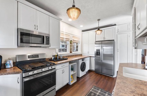 Michigan City House | Newly Updated Designer 5 Bd/2 Ba home in the heart of Michigan City - Sleeps 12