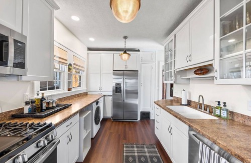 Michigan City House | Newly Updated Designer 5 Bd/2 Ba home in the heart of Michigan City - Sleeps 12