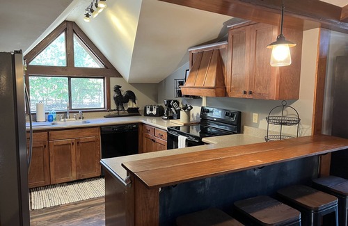 Greenwood House | Newly Updated Lake Front Family-friendly Getaway on Lake Greenwood