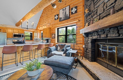 Sister Bay Cabin | Newly Updated Log Home on 5 acres - Gorgeous Decor and Family Friendly