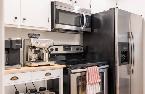 Valdosta House | Newly Updated Premium Property, Super Clean, Close to SGMC & VSU, Pets, Fire Pit