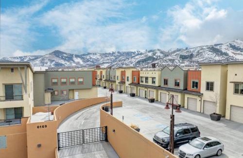 Kimball Junction Apartment | Newpark Terrace 53 by Moose Management