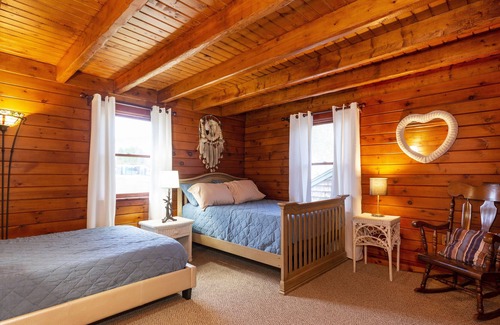Portsmouth Cabin | Newport County-Yellowstone custom cabin 5 minutes from the beach