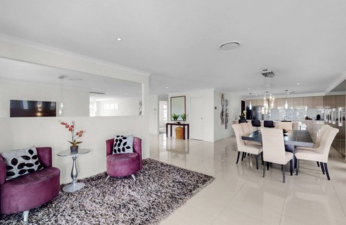Newport House | Newport Luxury House with Pool