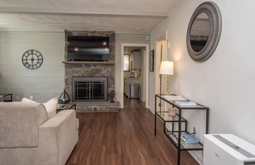 Newport East Apartment | Newport/Middletown Retreat! Walk To Beach!