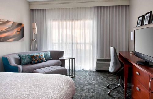 Middletown Hotel | Newport Middletown Retreat | 3 Relaxing Rooms w/Outdoor Pool Access