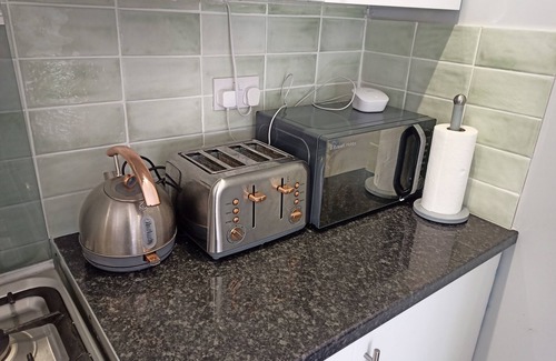 Newport Apartment | Newport rental property,Furnished studio Near train station Free Wifi-Parrking.
