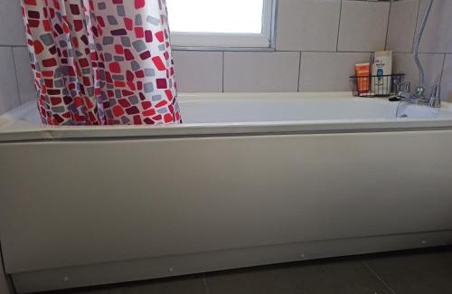 Newport Apartment | Newport rental property Furnished studio near train station Free Wifi Parking