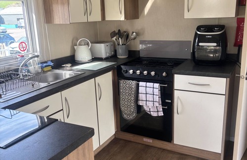 Newquay City Centre Ski Chalet | Newquay Bay - 3-Bed Caravan - Sleeps 6