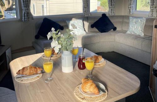 Newquay Ski Chalet | Newquay Bay Resort Sandy Toes - Sleeps 6 Pets Ok