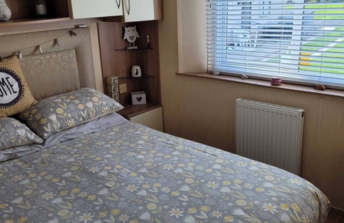 Llanllwchaiarn Cabin | NEWQUAY WALES sleeps 6 people at ocean heights site.with heated pools also bars.