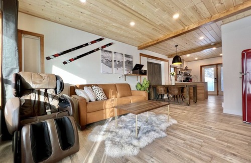 Harvie Heights House | NewReno Spectacula MountainView KingBed Jacuzzi Chalet