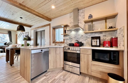 Harvie Heights House | NewReno Spectacula MountainView KingBed Jacuzzi Chalet