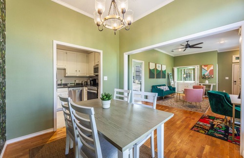 Oak Lawn Condo | Newtons Energy: 1-Bedroom Modern Nest