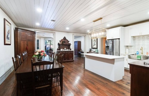 St. Martinville House | Next door to Maison De Tours