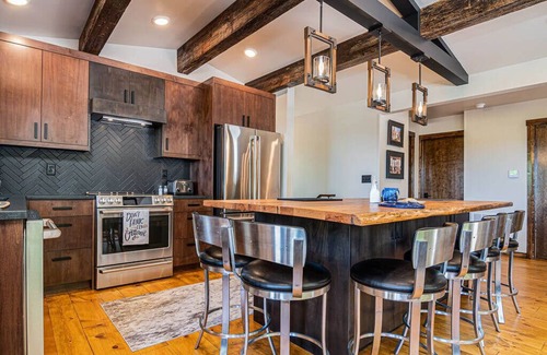 Big Cedars Cabin | Next to Big Cedar! Walk to activities-LakeView, Hot Tub, HIghEnd Decor