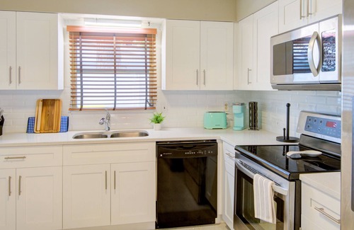 Park East House | Next to Ed Smith Stadium, Close to Beaches & City